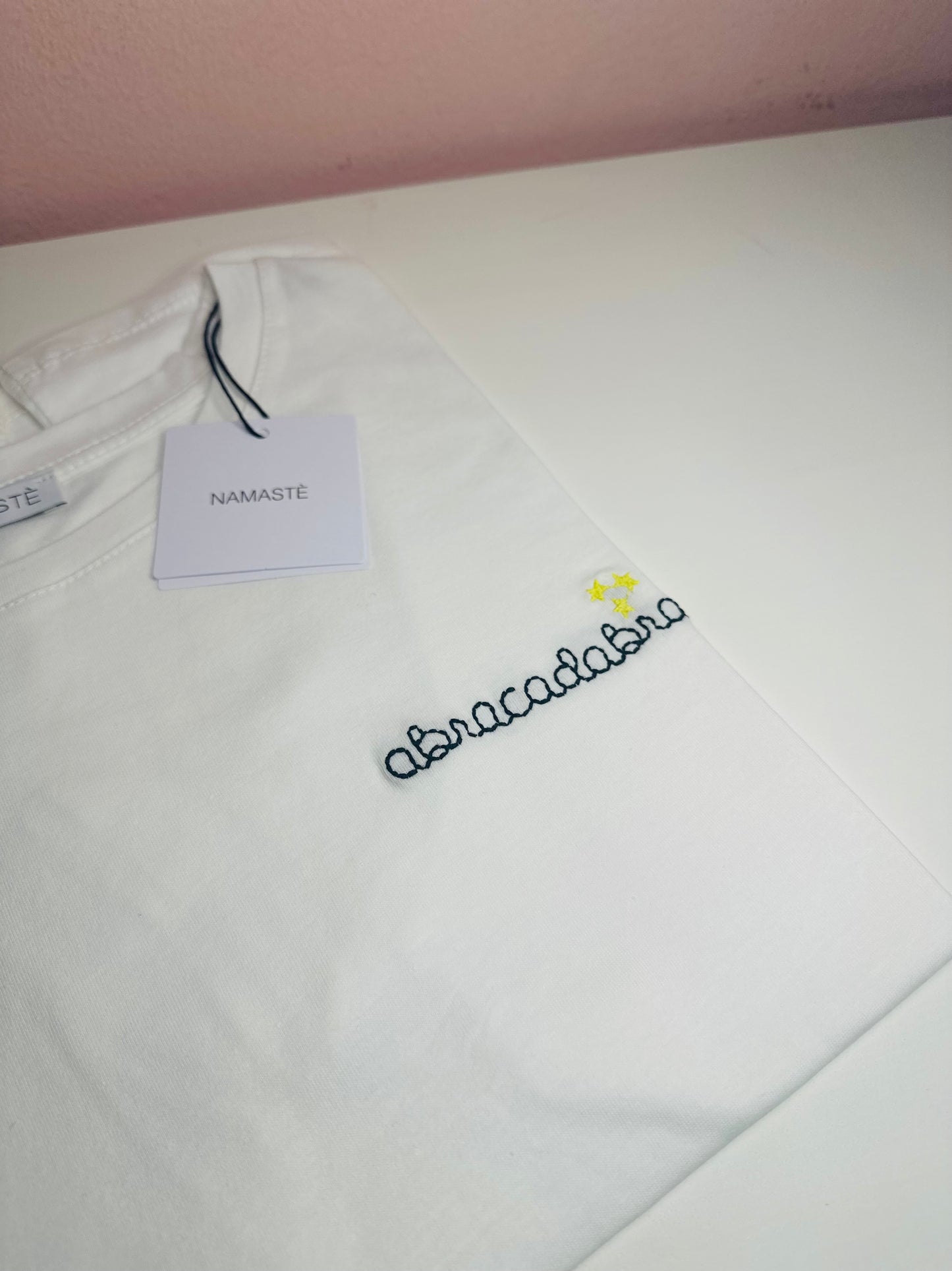T-shirt ricamo abracadabra stelline