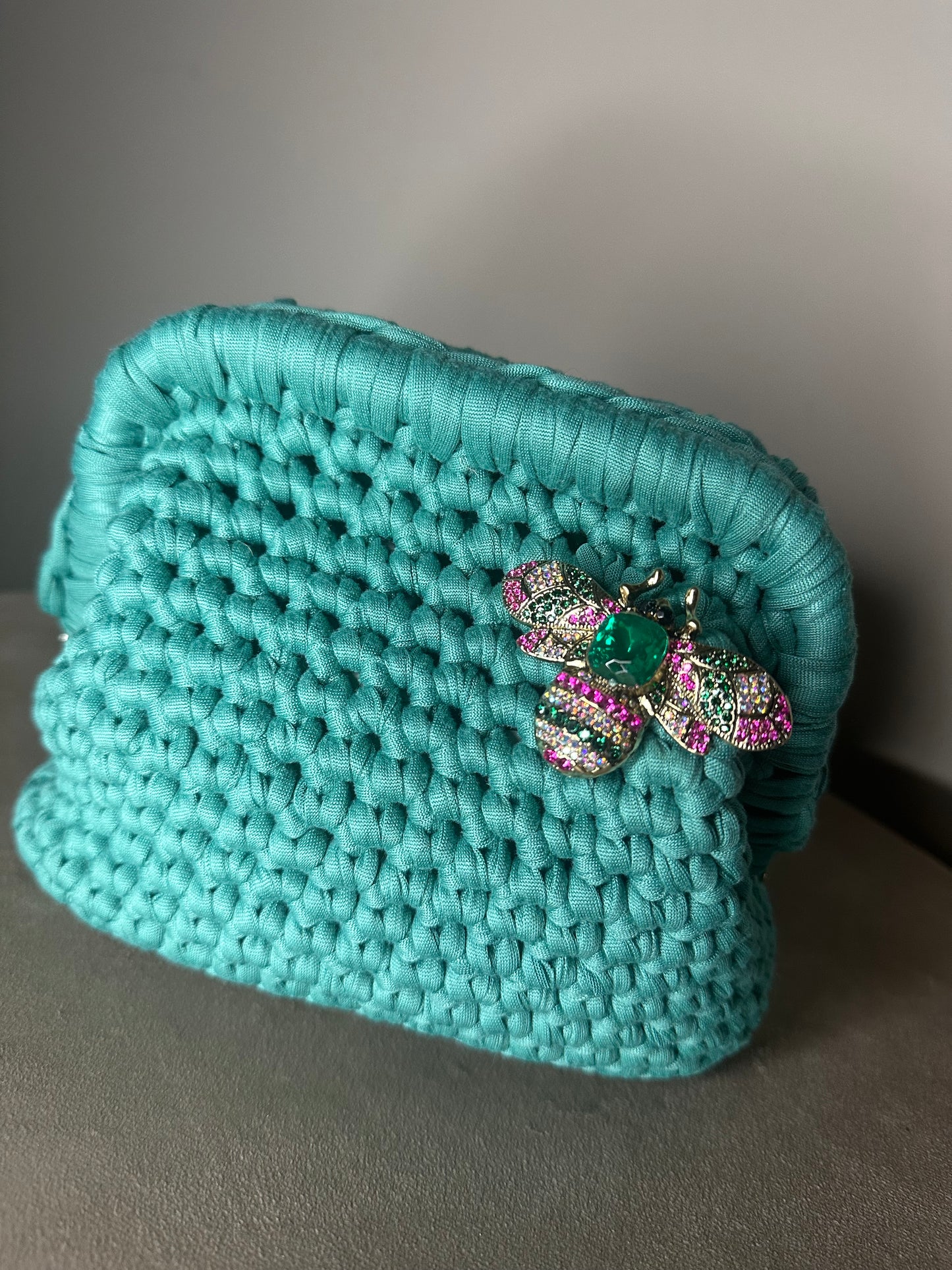 Clutch verde smeraldo spilla