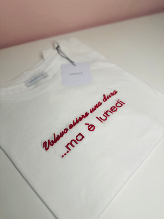 T-shirt ricamo volevo essere una dura-rosso