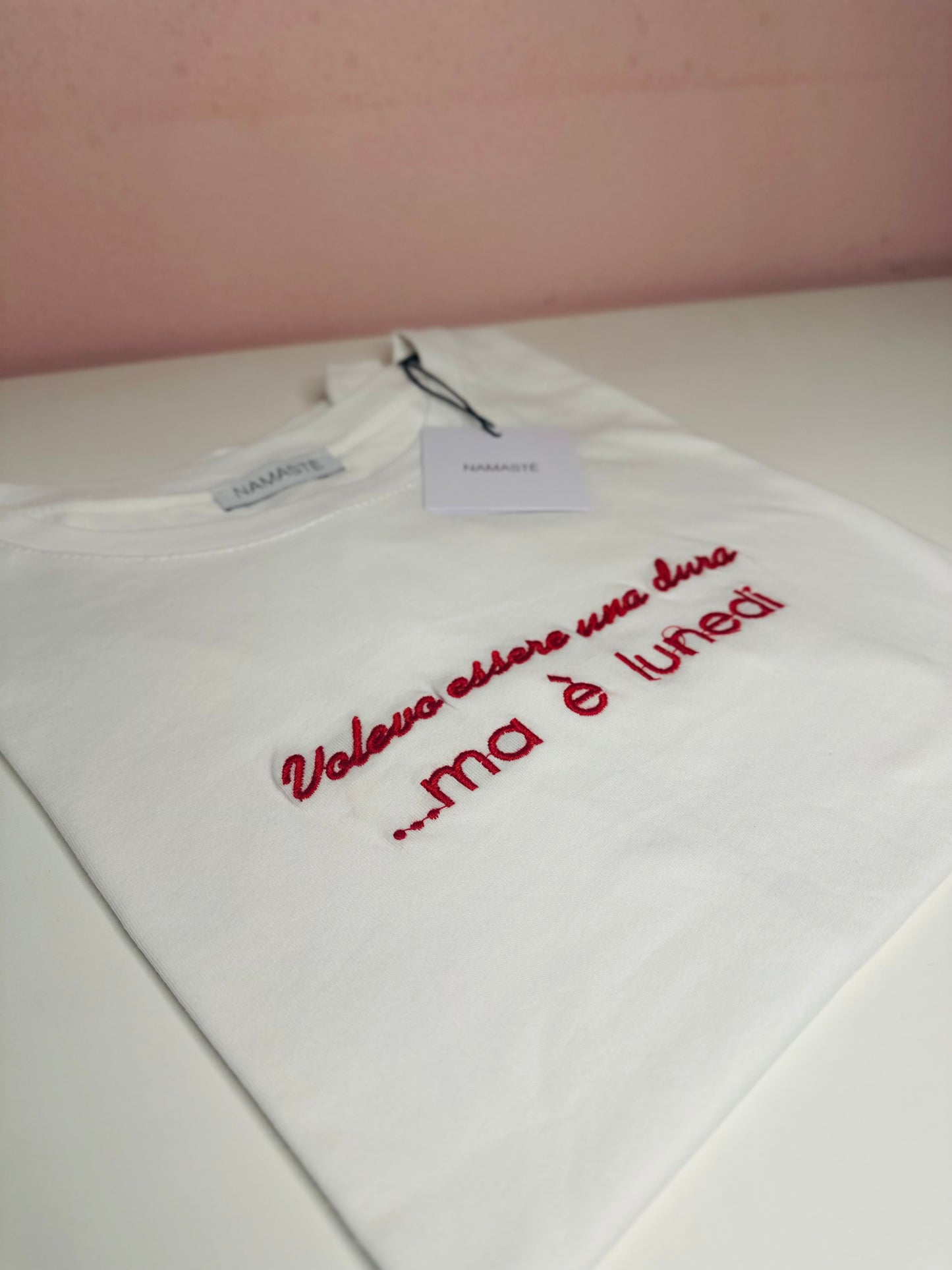 T-shirt ricamo volevo essere una dura-rosso