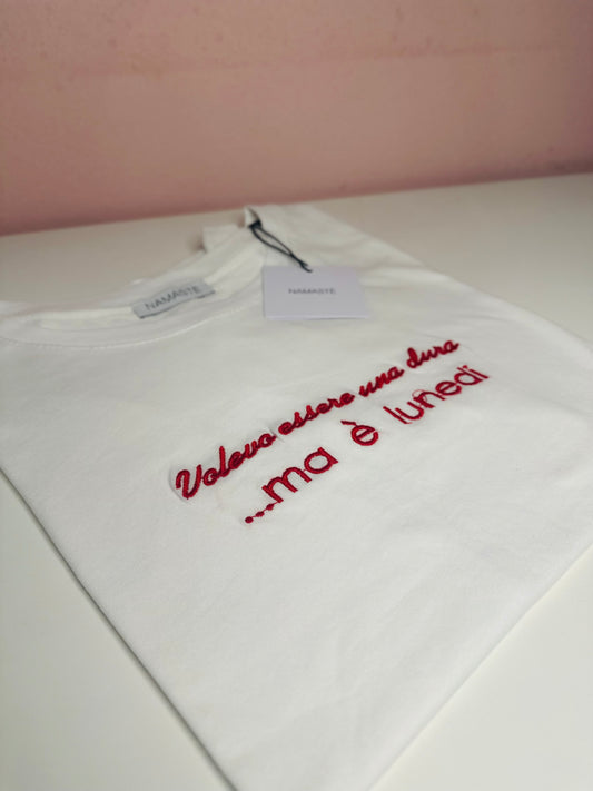 T-shirt ricamo volevo essere una dura-rosso