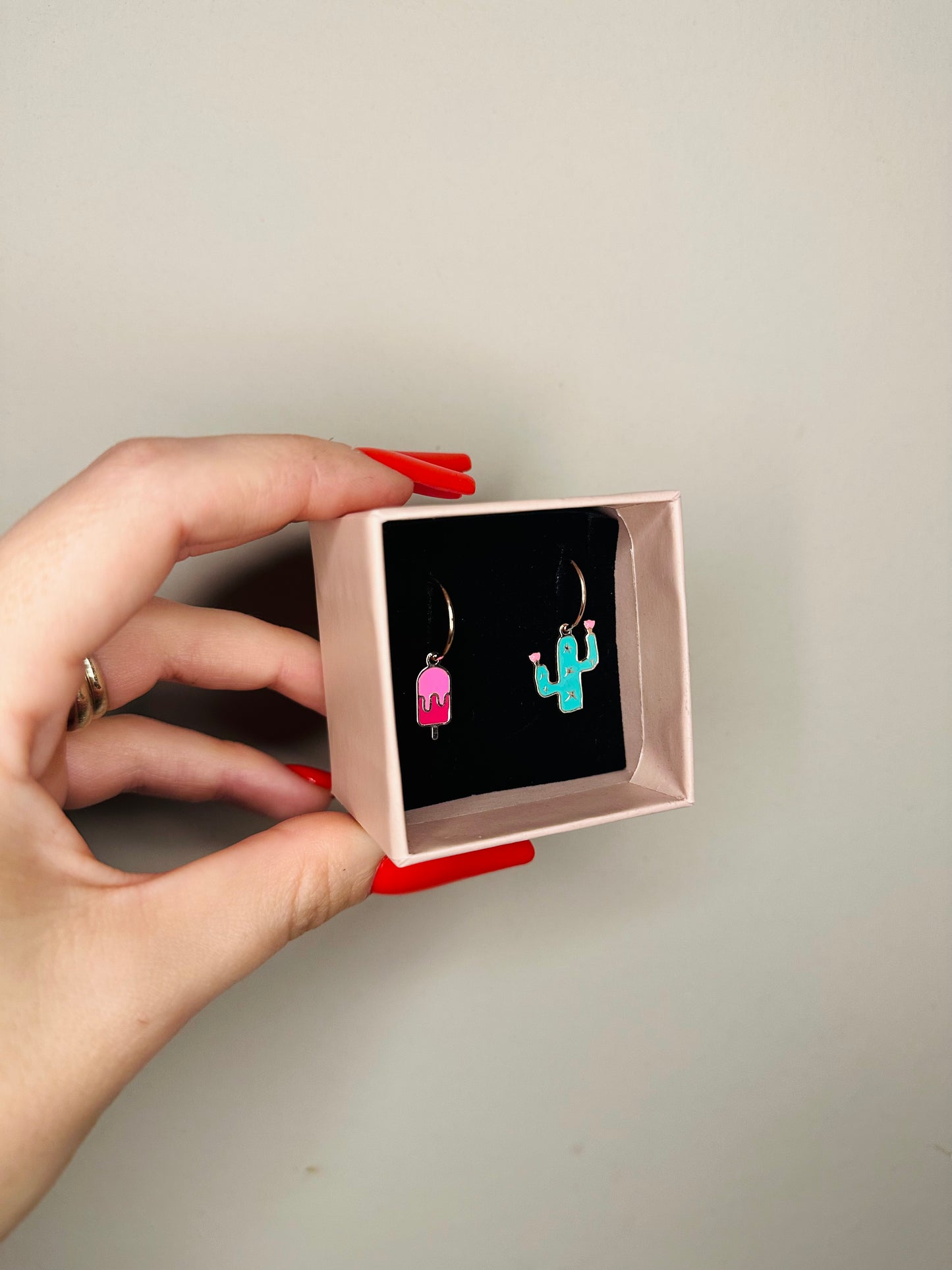 Orecchini Micro Cerchio con Charm