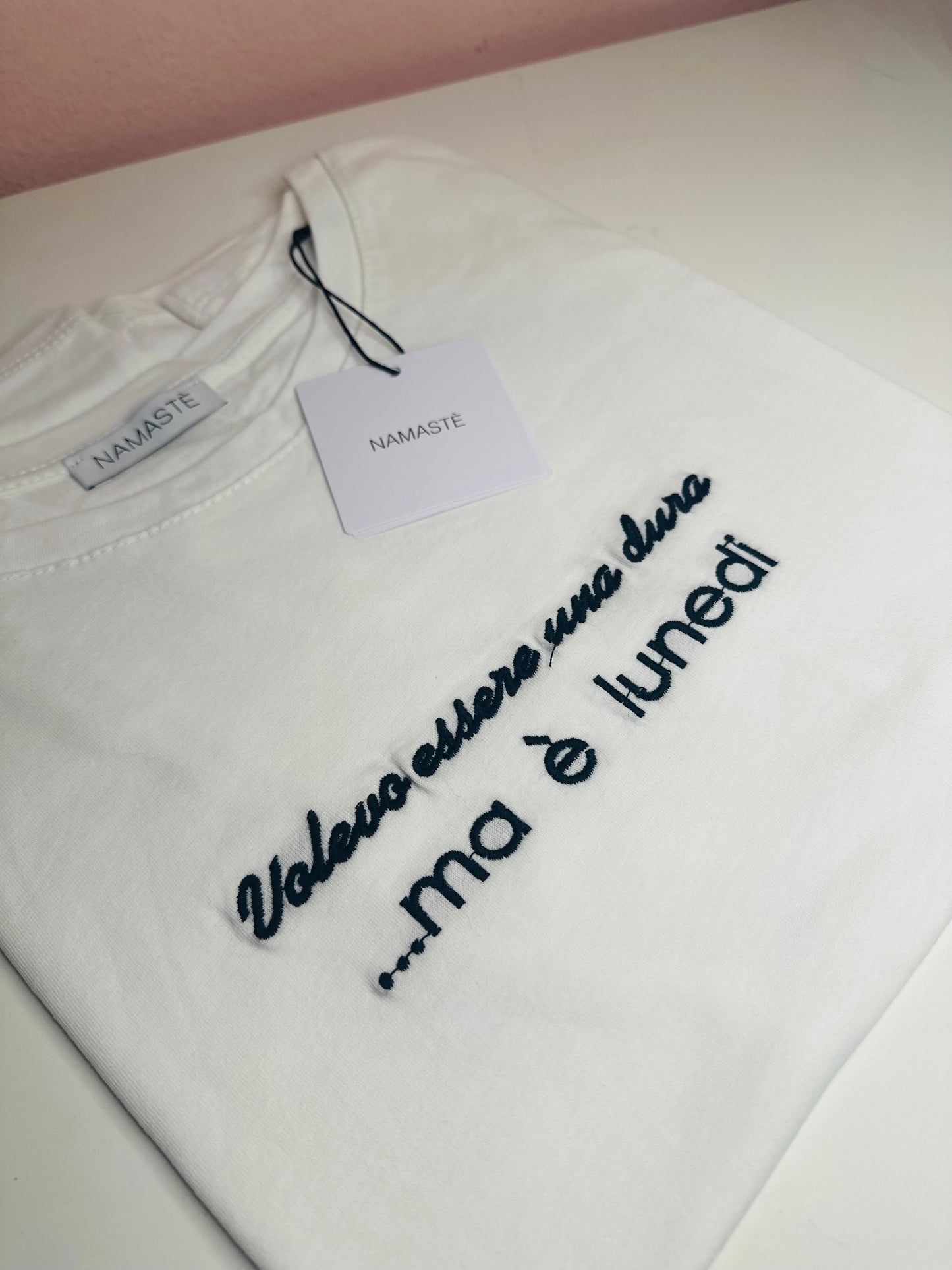 T-shirt ricamo volevo essere una dura-nero