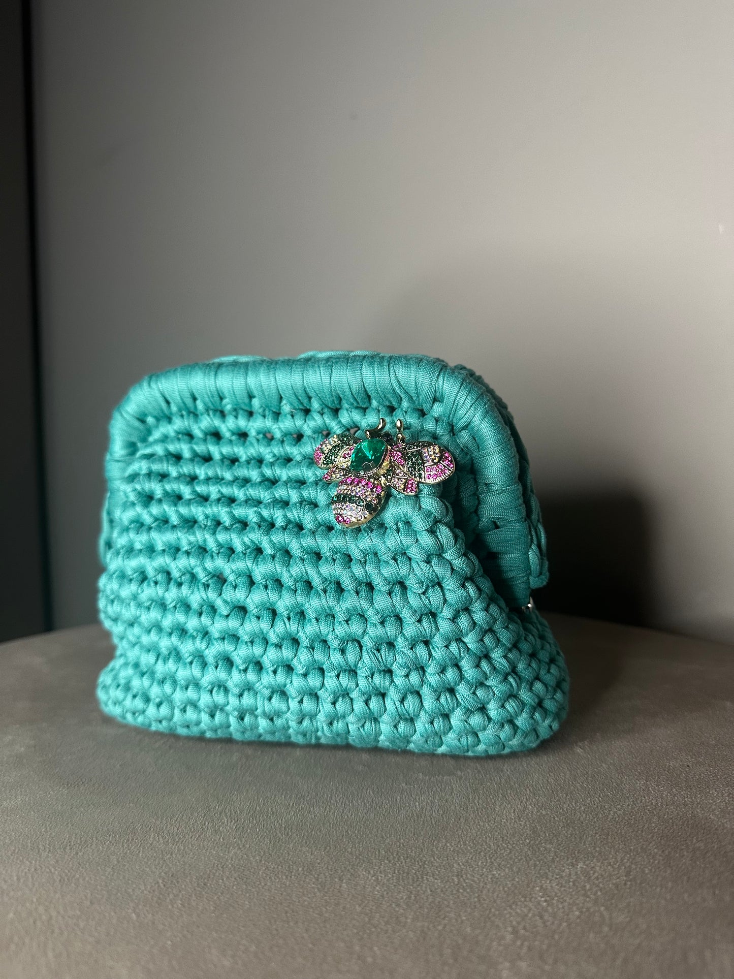 Clutch verde smeraldo spilla