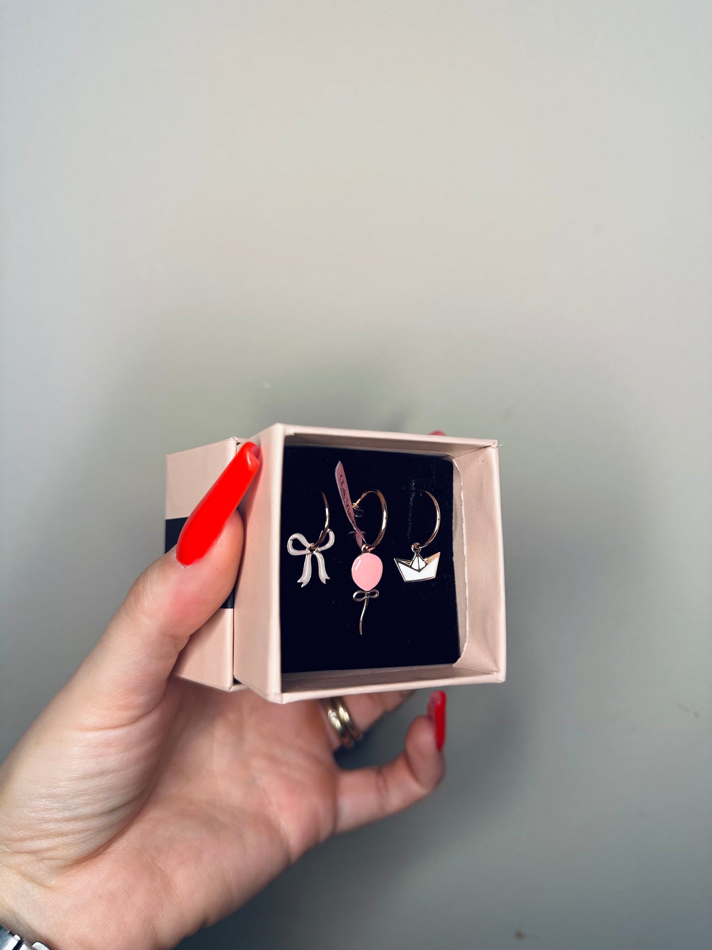 Orecchini Micro Cerchio con Charm