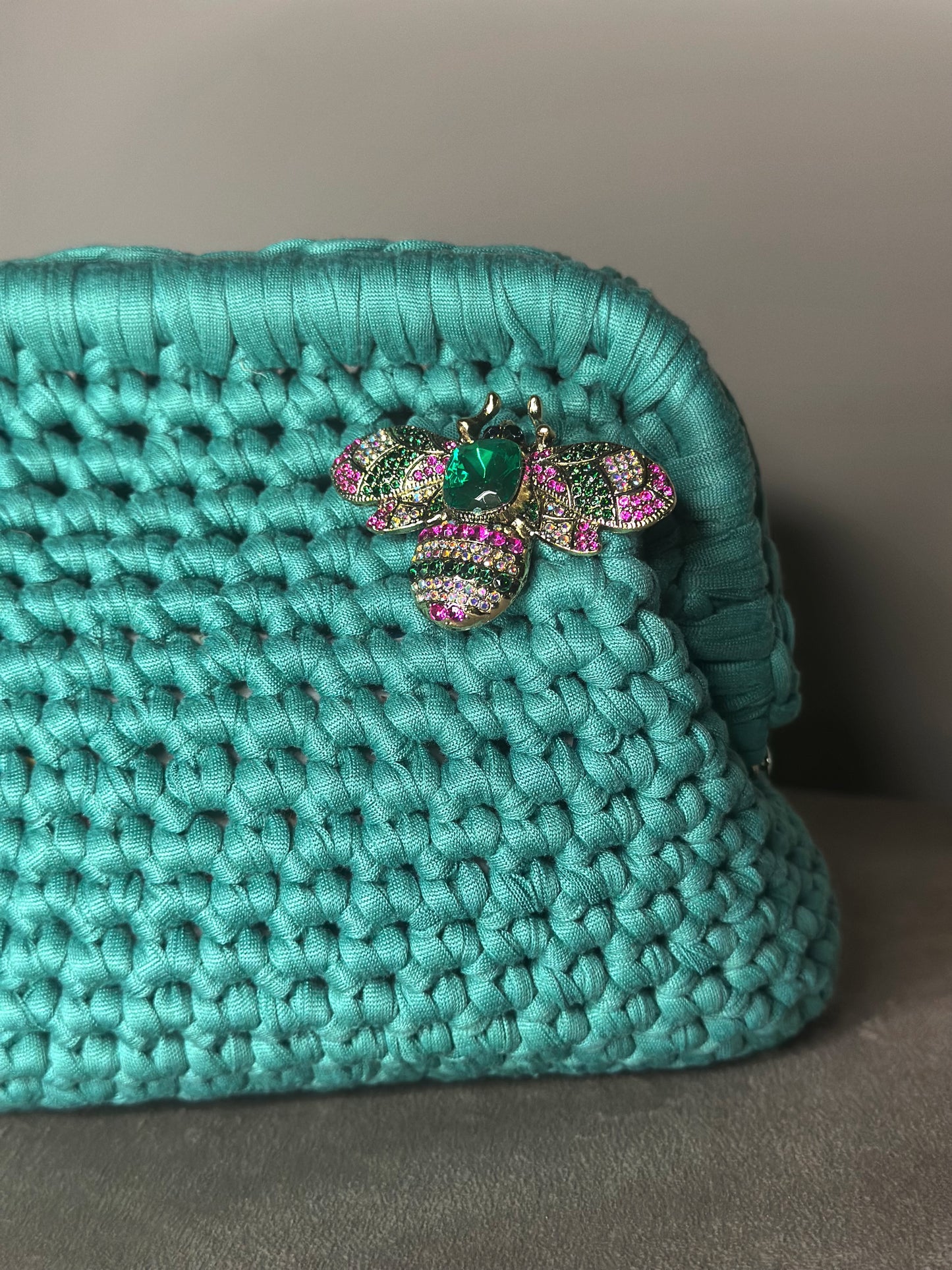 Clutch verde smeraldo spilla