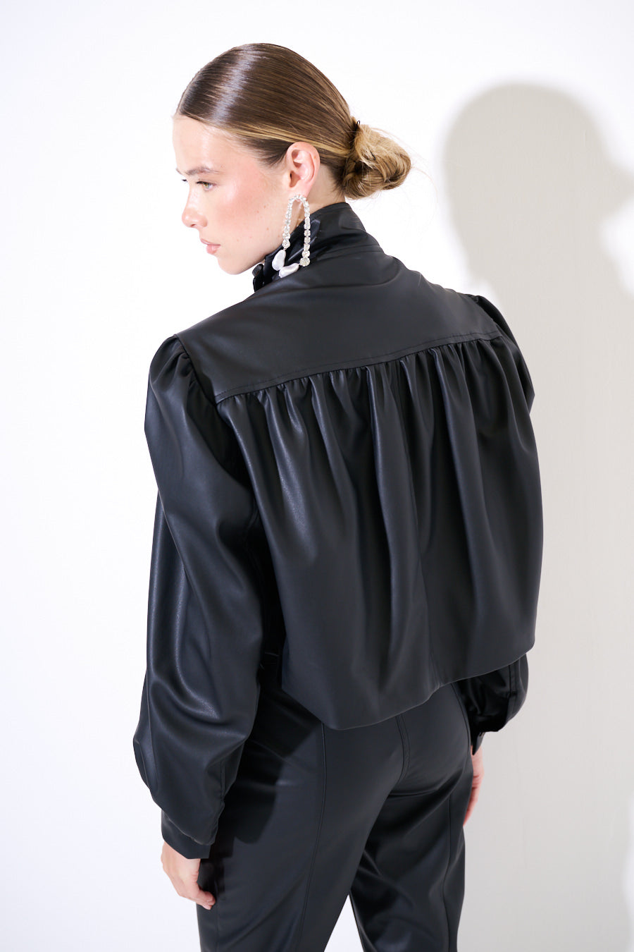 Giacca ecopelle spalle a sbuffo NERO - Kikisix